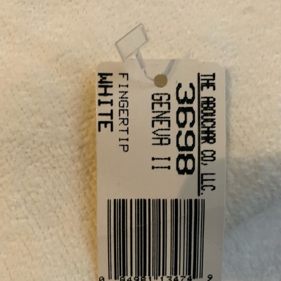 White Embroidered Fingertip and Body Towels, NWT, 2- Fingertip, 2- Body Towels - Picture 15 of 16